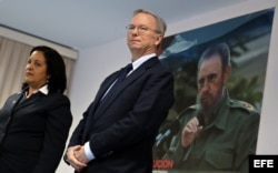 El presidente Ejecutivo de Google, Eric Schmidt (d), y la presidenta de la Empresa Estatal de Telecomunicaciones de Cuba (Etecsa), Mayra Arevich Marín (i), el 12 de diciembre de 2016, tras firmar acuerdo.