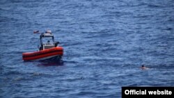 La Guardia Costera rescató a 8 personas del agua aproximadamente a 16 millas al sur de Key West, el 27 de mayo. (Foto: USCG)