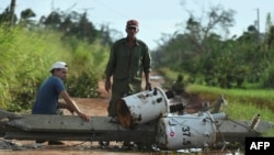 Postes eléctricos caídos después del paso del huracán Rafael en Güira de Melena, provincia de Artemisa, Cuba, el 7 de noviembre de 2024.