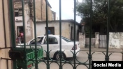 Una patrulla de la policía vigila la vivienda de un activista. (Foto: Facebook/Archivo)