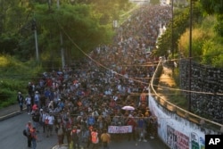 La caravana salió desde Tapachula, México, rumbo a la frontera norte del país con Estados Unidos, el 5 de noviembre de 2024. (AP/Moises Castillo)