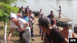 Decenas de migrantes cubanos cruzan el río Suchiate, en la frontera de México con Guatemala, el 22 de noviembre de 2015. EFE