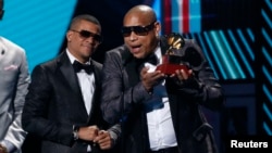 Alexander Delgado (der.) y Randy Malcom Martínez en los Latin Grammy de 2017. REUTERS/Mario Anzuoni