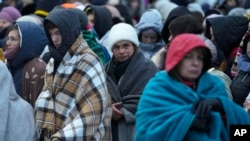 Familias de Ucrania huyen a Medyka, Polonia, el 7 de marzo de 2022. (Ap Foto/Markus Schreiber).