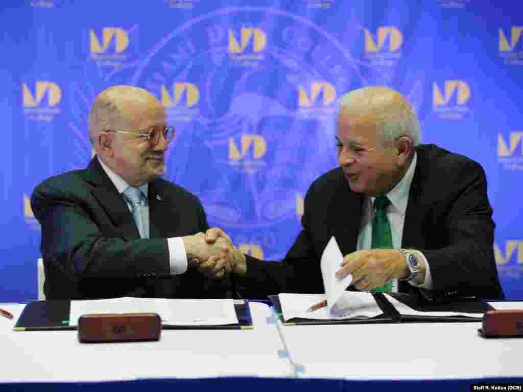 Eduardo Padrón, presidente del MDC, y Tomás Regalado, director de Radio TV Martí, sellan con un saludo la firma del convenio.