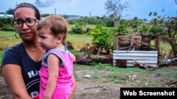 Daniela Rojo con una de sus hijas en brazos. (Captura de foto/Periodismo de Barrio)