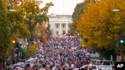 Manifestantes en las calles de Washington, frente a la Casa Blanca, el 7 de noviembre de 2020. (Pablo Martinez Monsivais / AFP).