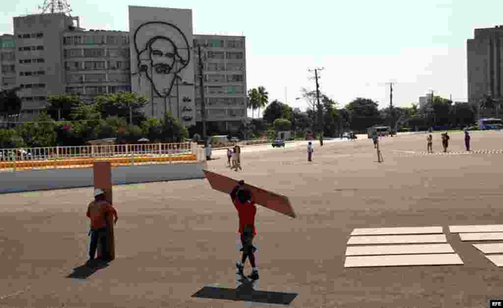 Obreros cubanos trabajan en la construcción del altar en el que oficiará su primera misa el papa Francisco durante su visita a la isla, en la Plaza de la Revolución, en La Habana.