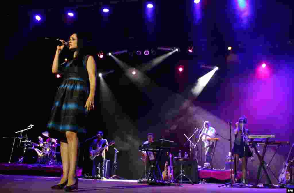 La cantautora mexicana Julieta Venegas (i) en el concierto en la Sala Covarrubias, en La Habana (Cuba). 