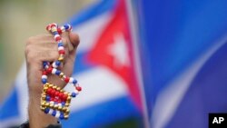 Una bandera cubana en las protestas por el fin de la dictadura. AP Photo/Wilfredo Lee