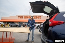 Un hombre se prepara para la llegada del huracán Beryl en Corpus Christi, Texas, el 7 de julio de 2024. Angela Piazza/Caller-Times/USA Today Network vía REUTERS