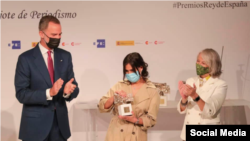 Náyare Menoyo junto al Rey Felipe VI en la ceremonia de entrega de los Premios de Periodismo.