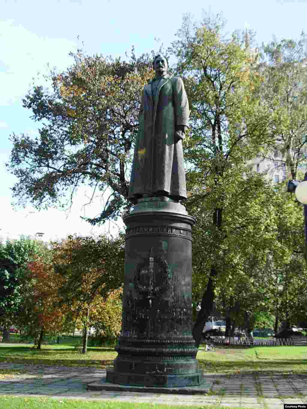 Estatua de Dzerzhinski que fue removida en agosto de 1991. 