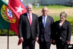 Miguel Díaz-Canel y su esposa Lis Cuesta, con el presidente portugués Marcelo Rebelo de Sousa, en el Monasterio de los Jerónimos, en Lisboa, el 14 de julio de 2023. (Foto AP/Armando Franca)