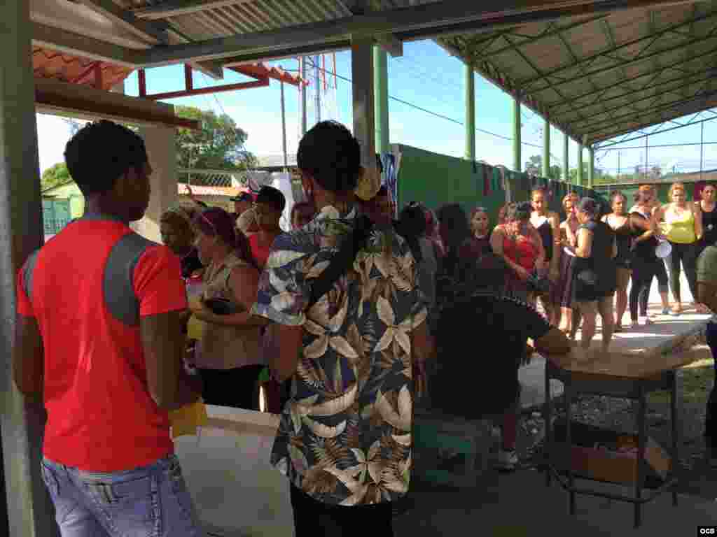 Cubanos reciben alimentos en una escuela del cantón La Cruz, convertida en albergue para dar refugio temporal a los migrantes varados entre la frontera de Costa Rica y Nicaragua.