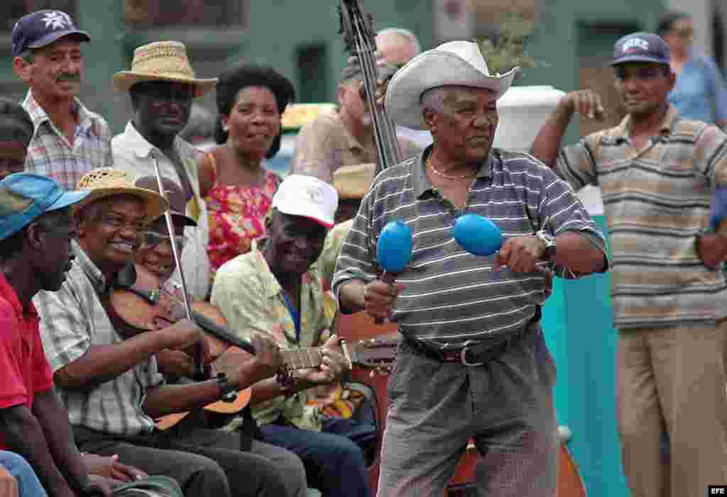 Un grupo de músicos callejeros cantan para los turistas en la ciudad de Santiago de Cuba.