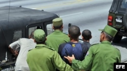 Un grupo de hombres del MININT realiza un arresto en La Habana.