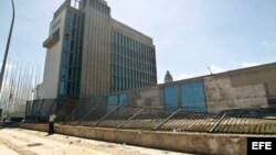 Trabajadores realizan labores de limpieza frente a embajada de EEUU tras el paso del huracán Irma por La Habana.