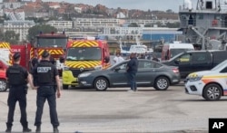 Los servicios de emergencia trabajan en el puerto de Boulogne-Sur-Mer, Francia, luego del naufragio de una embarcación con migrantes a bordo en el Canal de la Mancha.