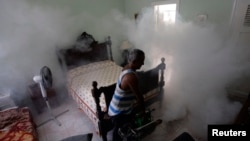 Fumigación de un dormitorio en La Habana.Foto Archivo REUTERS/Desmond Boylan