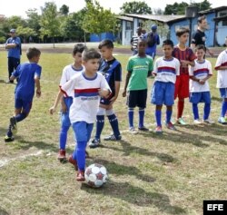 Jugadores del Cosmos de Nueva York entrenaron a niños cubanos en La Habana.