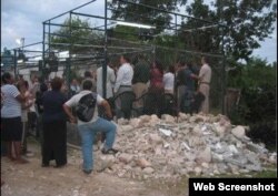 Restos de una iglesia evangélica, destruida por las autoridades en Alamar, Cuba.