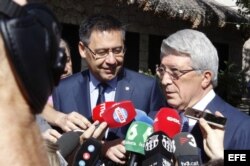 Los presidentes del Atlético de Madrid y Barcelona , Enrique Cerezo(d) y Josep María Bartomeu(i) antes de la comida celebrada antes del partido de Liga que esta noche jugarán ambos equipos.