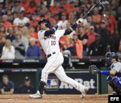 Yuli Gurriel de los Astros conecta jonrón ante los Dodgers.