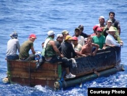 Un grupo de balseos cubanos se dirige a las Islas Caimán. Foto: Duke University.