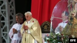 Benedicto XVI durante la misa en Santiago de Cuba