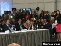 La vocera de la Coalición cubana, Mirtia Brossard interrumpe discurso de presidente de la OEA en Cumbre de Lima, Perú.