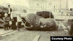 Revolución Rusa de Febrero de 1917. Estatua del zar Nicolás II decapitada.