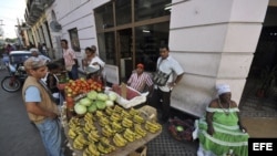 Cuentapropistas venden frutas y vegetales en las calles de Santiago de Cuba