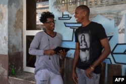 Jóvenes cubanos en una calle de La Habana.