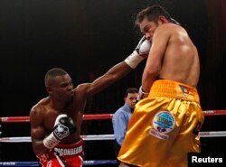 El cubano Guillermo Rigondeaux conecta un golpe contra el filipino Nonito Donaire en el Radio City Music Hall, en Nueva York, el 13 de abril del 2013.