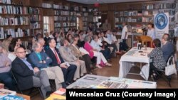 Beatriz Rangel, miembro de la directiva del IID, presentó el evento en Books and Books.