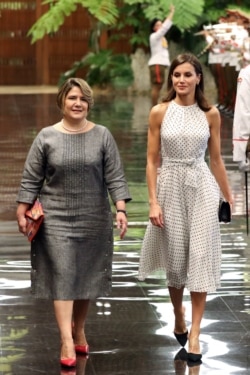 La Reina Letizia acompañada de la esposa de Díaz-Canel, Lis Cuesta.