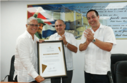 En la foto de izq. a der. Morales Fuhrimann; Roberto Morales Ojeda, Vicepresidente de los Consejos de Estado y de Ministros, y José Ángel Portal Miranda, Ministro de Salud Pública. Tomado de la OPS.