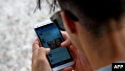 Un joven se conecta a internet desde su teléfono en La Habana. (Yamil Lage/AFP/Archivo)