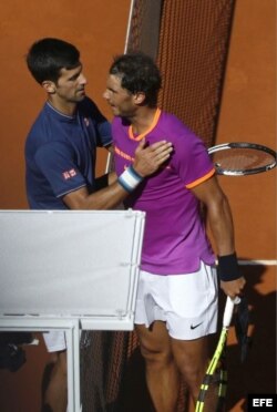 (i-e) Djokovic y Nadal tras el partido de semifinales del Mutua Madrid Open 2017.