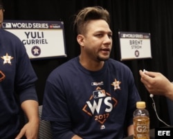 Yulieski Gurriel responde preguntas de los periodistas.