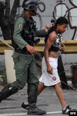 Enfrentamientos entre manifestantes opositores y Guardia Nacional Bolivariana