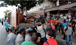 La brutal detención de jóvenes frente al ICRT. Tomado de @@jllopizcasal