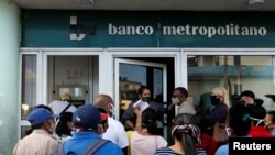 Personas en una de las oficinas del Banco Metropolitano en La Habana. (Reuters/Archivo)