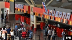 Varias personas hacen cola en el mostrador de la aerolínea Cubana de Aviación, en el aeropuerto José Martí, de La Habana (Cuba).