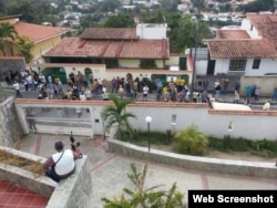 El general venezolano Ángel Vivas en el techo de su casa.