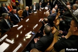 El presidente Donald Trump durante una reunión con líderes sindicales en la Casa Blanca en 2017. REUTERS/Jonathan Ernst