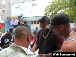 Yasiel Puig, firma autógrafos a los cubanos en el boulevard de Cienfuegos, Cuba.