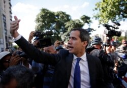 Guaidó entró al palacio legislativo tras casi una hora de forcejeo con la policía militarizada.