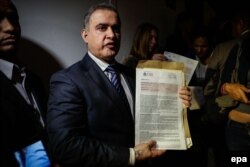 Tarek William Saab muestra evidencia de cuentas bancarias de la presunta red de extorsión.